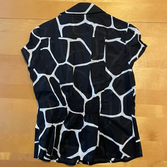 Michael Michael Kors Black and White Print Button Down Top Size 4P - Picture 7 of 11